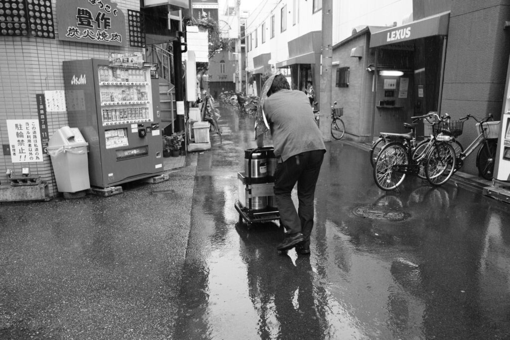 雨の日にFUJIFILM X-T4とXF18mmF1.4 R LM WRで撮影した路地スナップ写真