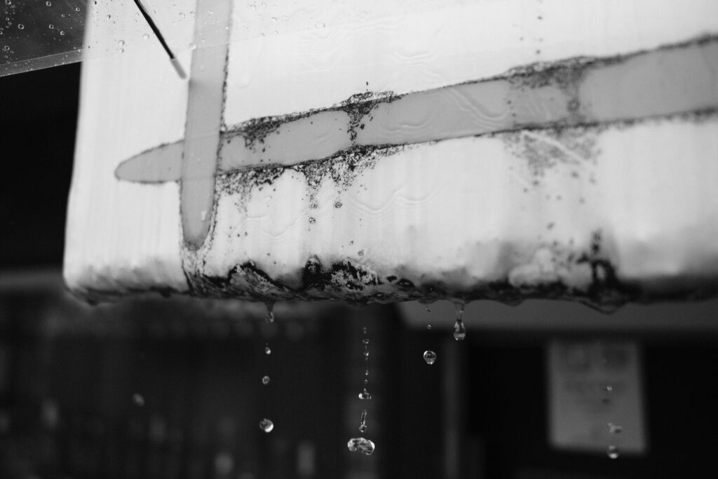 XF18mmF1.4 R LM WRを絞り開放・最短撮影距離付近で撮影した軒先の雨だれのクローズアップ写真