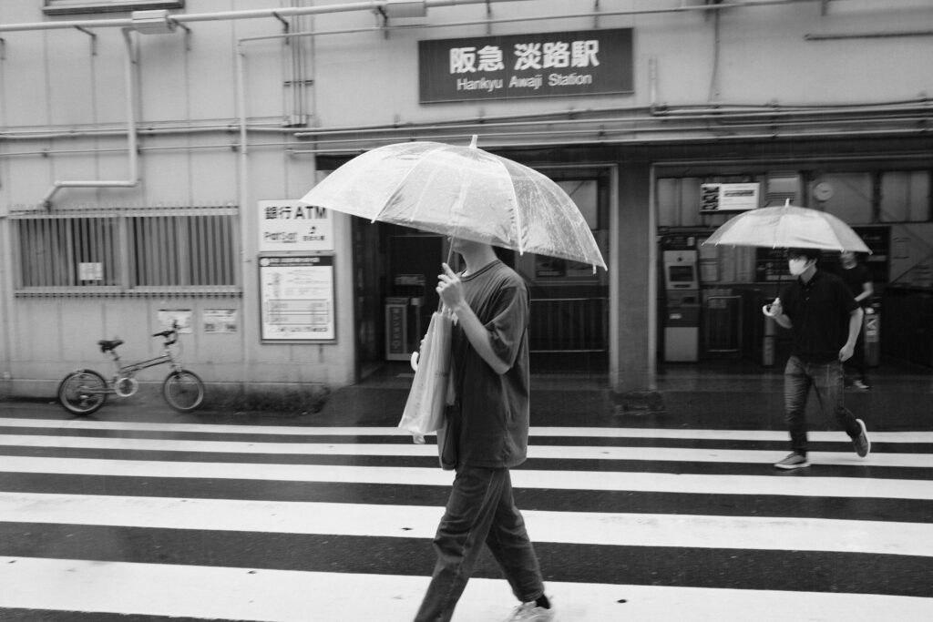 狭い路地でF8まで絞り込んで撮影した雨の日のスナップ写真
