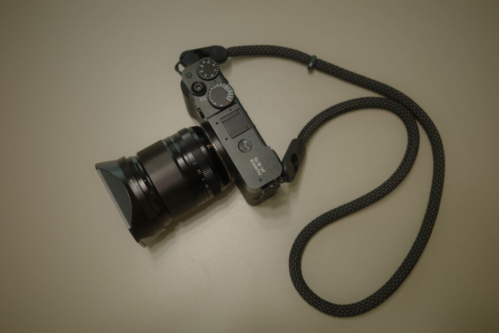 Peak Design フォームロープを装着したFUJIFILM X-E5