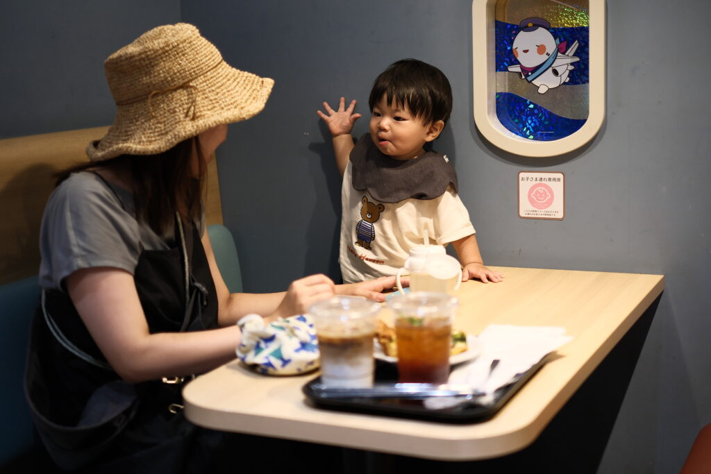 AI被写体認識で瞳にピントが合った子供の写真