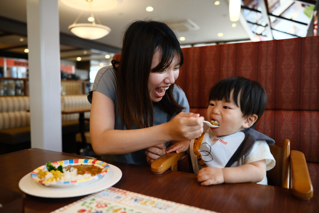 ロイヤルホストでお子様カレーを笑顔で食べる息子