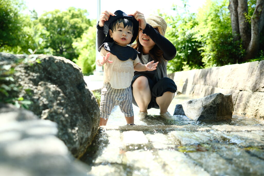 サンダルを履いて川に立つ息子の足元