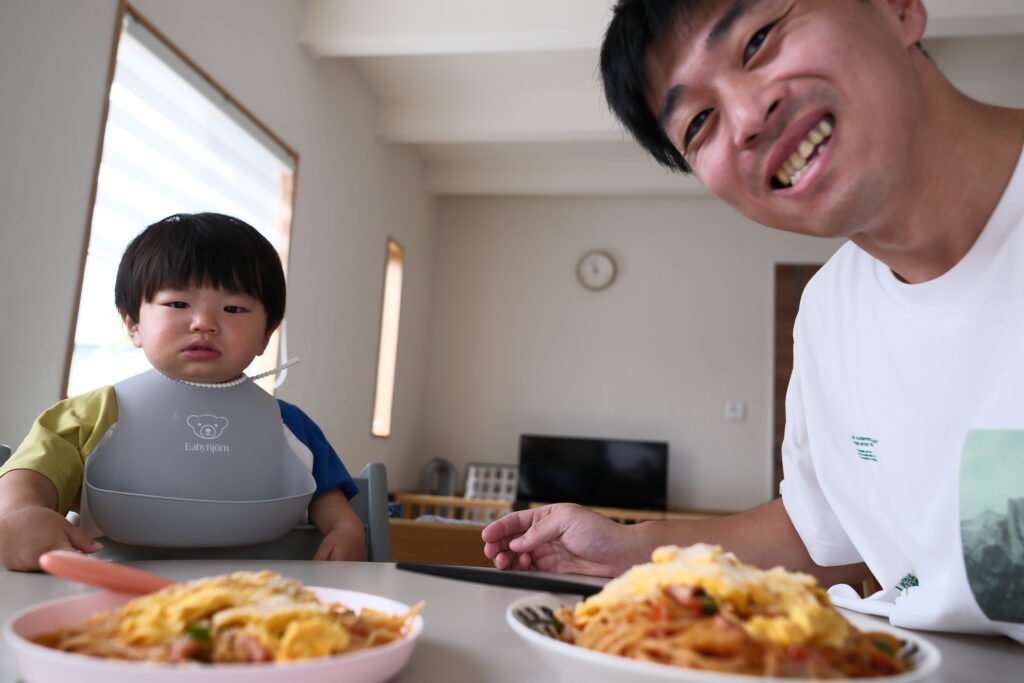 お昼ご飯を待ちきれない様子で睨む息子