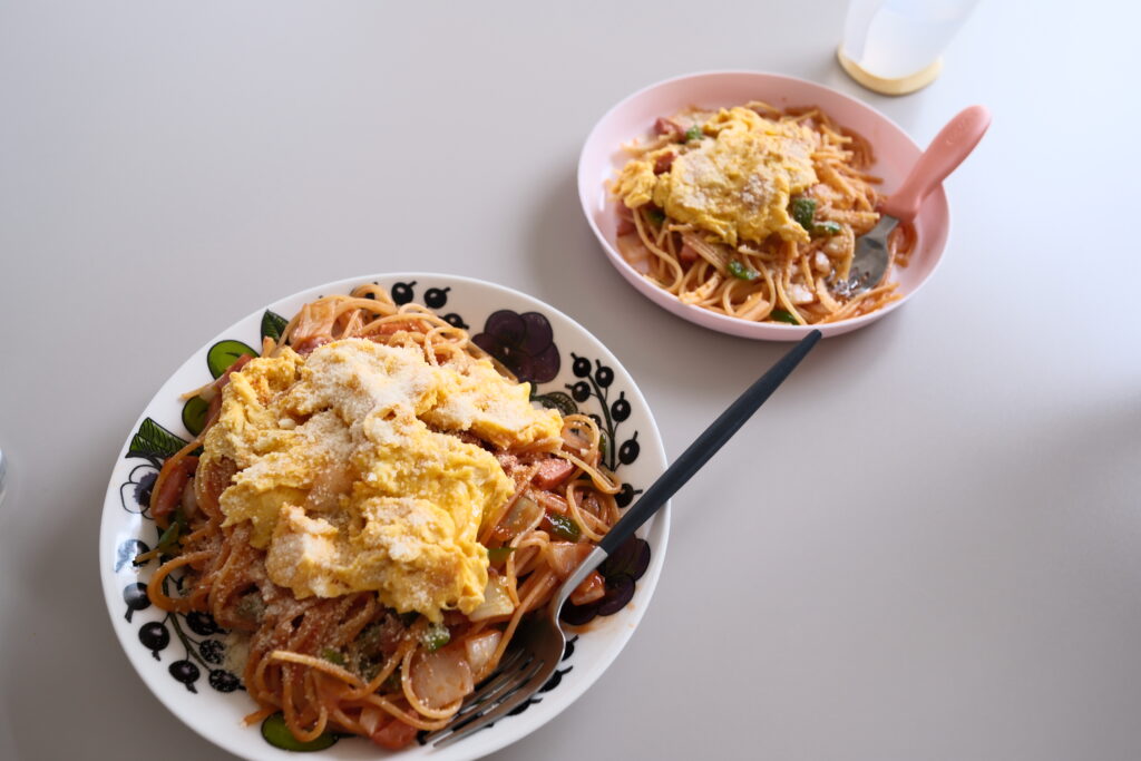親と同じような食事を食べる息子