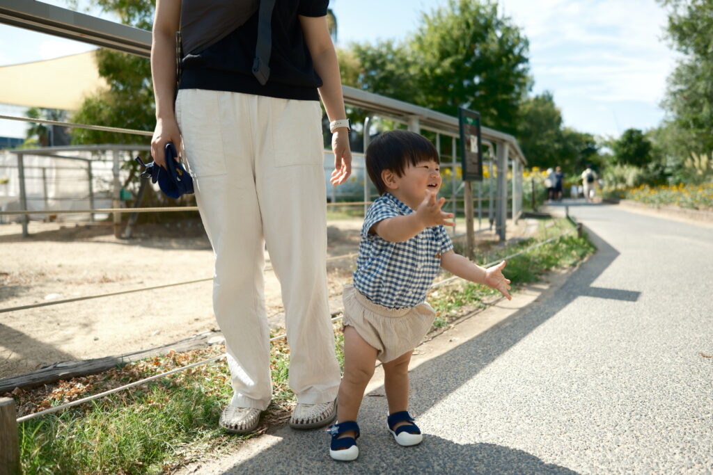 すれ違う来園者に愛想を振りまく息子