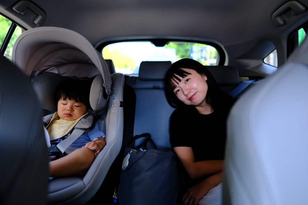 車内で眠る1歳の息子、名古屋への帰省ドライブ中