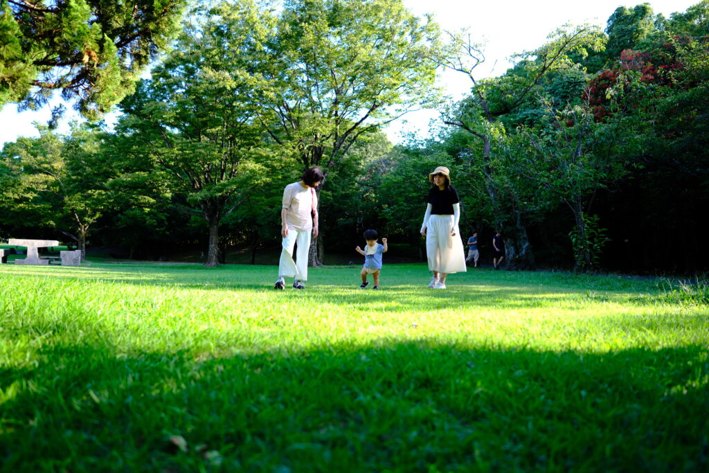 名古屋の公園の原っぱを歩く1歳の息子