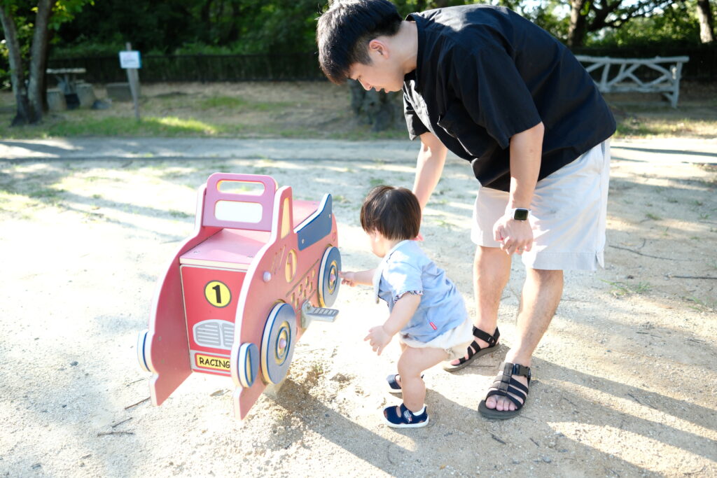 公園の遊具のタイヤに興味津々な息子の様子