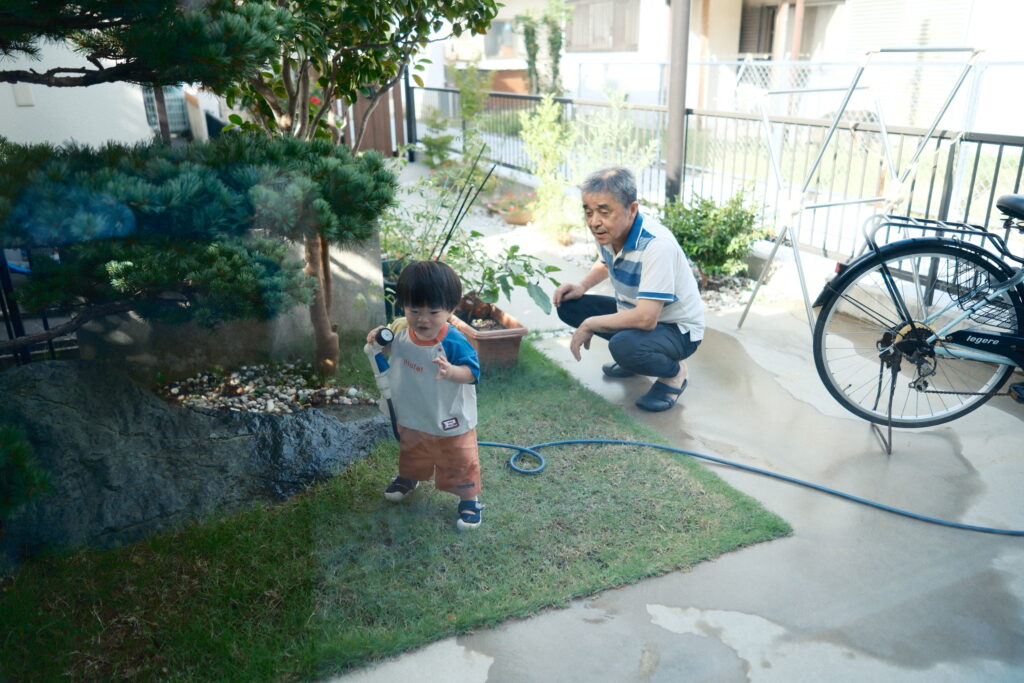 孫を見守る祖父と1歳の息子