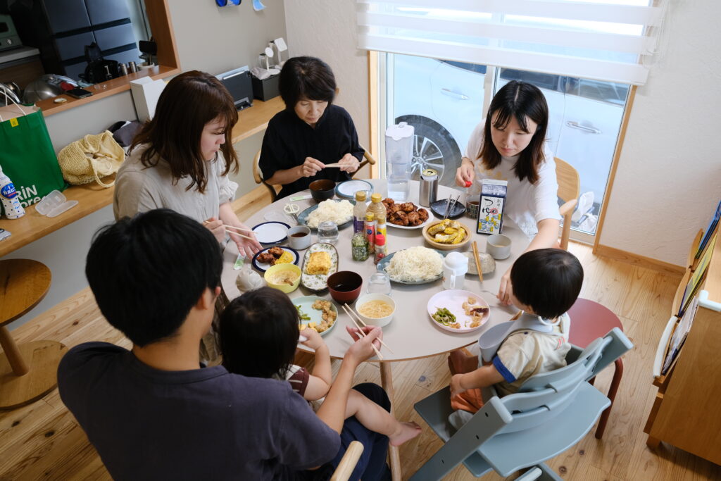 そうめんを中心とした家族での食事風景