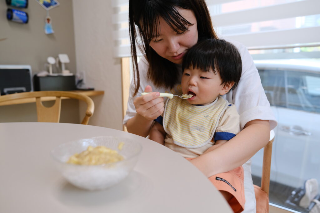かき氷にバナナシロップをかけてもらう息子