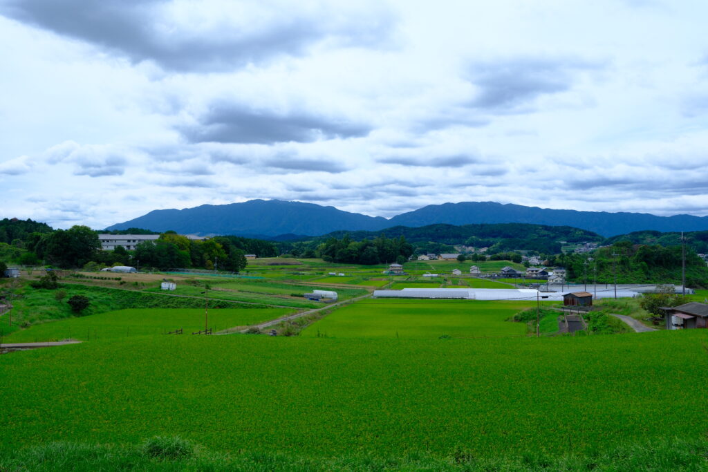 曇り空のグラデーションを広く切り取った風景写真
