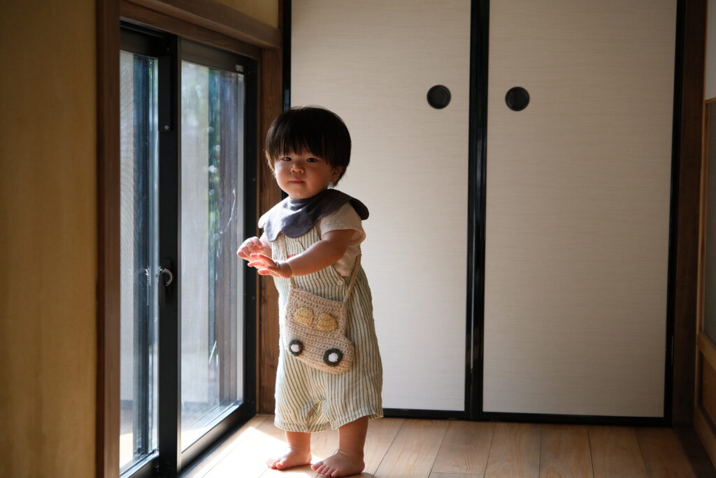 暗めの室内でISO800・シャッター速度1/250秒程度で撮影した息子の写真、ブレずに撮影できている