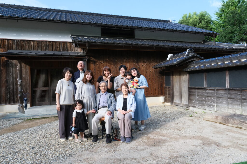古民家をリノベした一棟貸しの宿の外観と家族の集合写真
