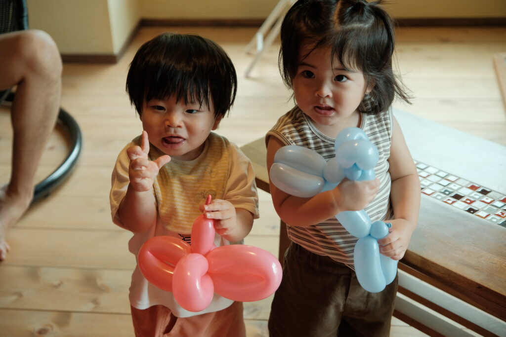 高コントラストでも髪の毛のディテールが残っている子供たちの写真