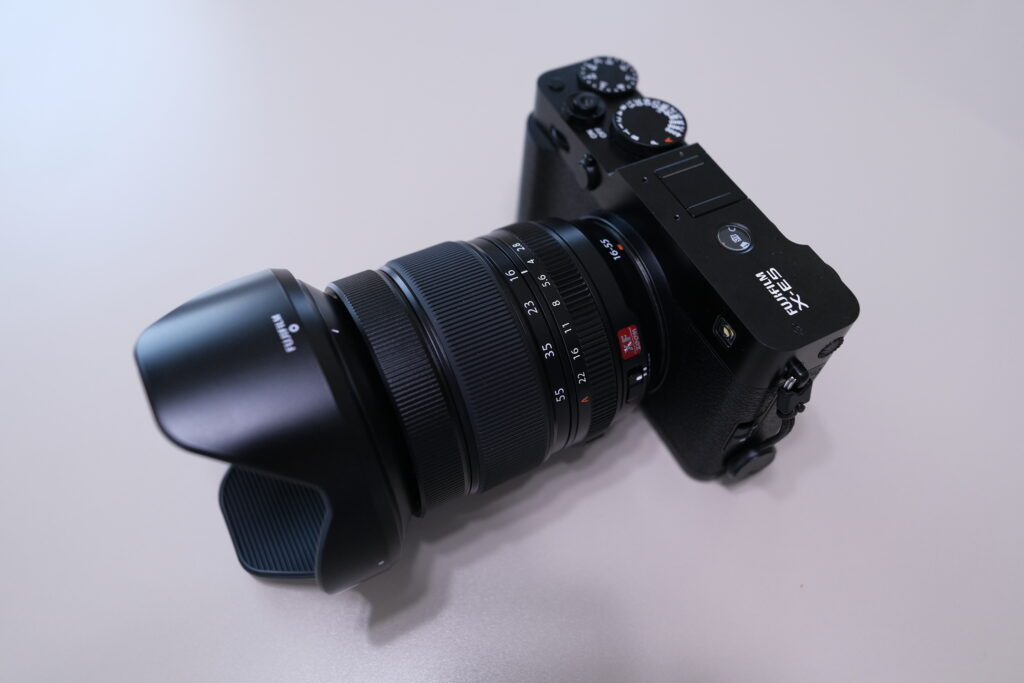 XF 16-55mm F2.8 R LM WR IIを装着したFUJIFILM X-E5のフロントヘビーな見た目